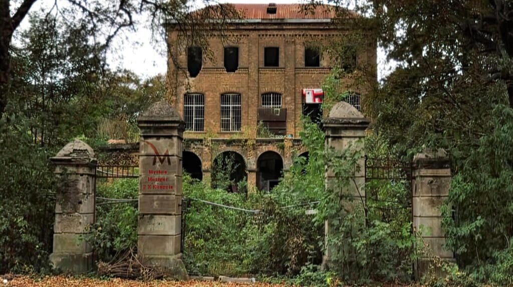 Delphische Orte | QUANTUM - Deutschland | Villa Fühlingen + Burg Frankenstein - USA | Keith Cross + 214 Daniel Rd N, Massapequa